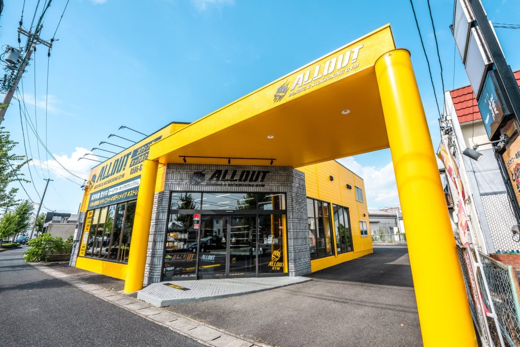 ALLOUT BOXING & KICKBOXING GYM 一宮店 外観（正面エントランス）